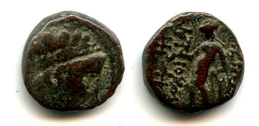 Reino Seléucida, Antíoco III, Apolo de pie sostiene la flecha y apoya en el arco. W54959_2048x2048